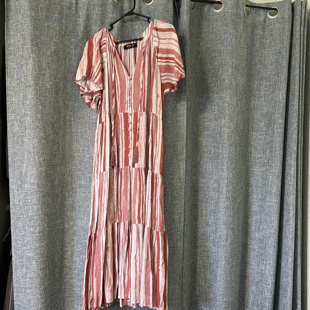 Long, short sleeve, v-neck, pink and striped like. Decorative and long tassels